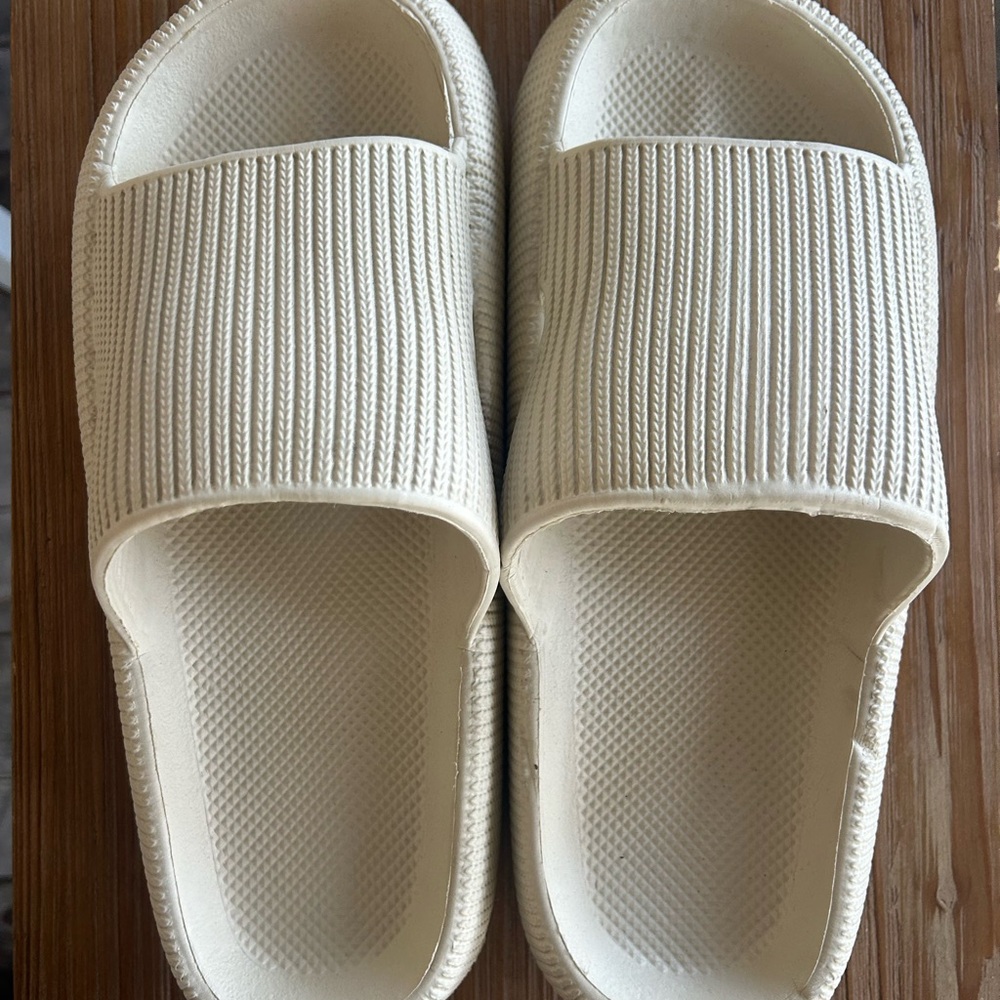 Cream Slippers
Size 9